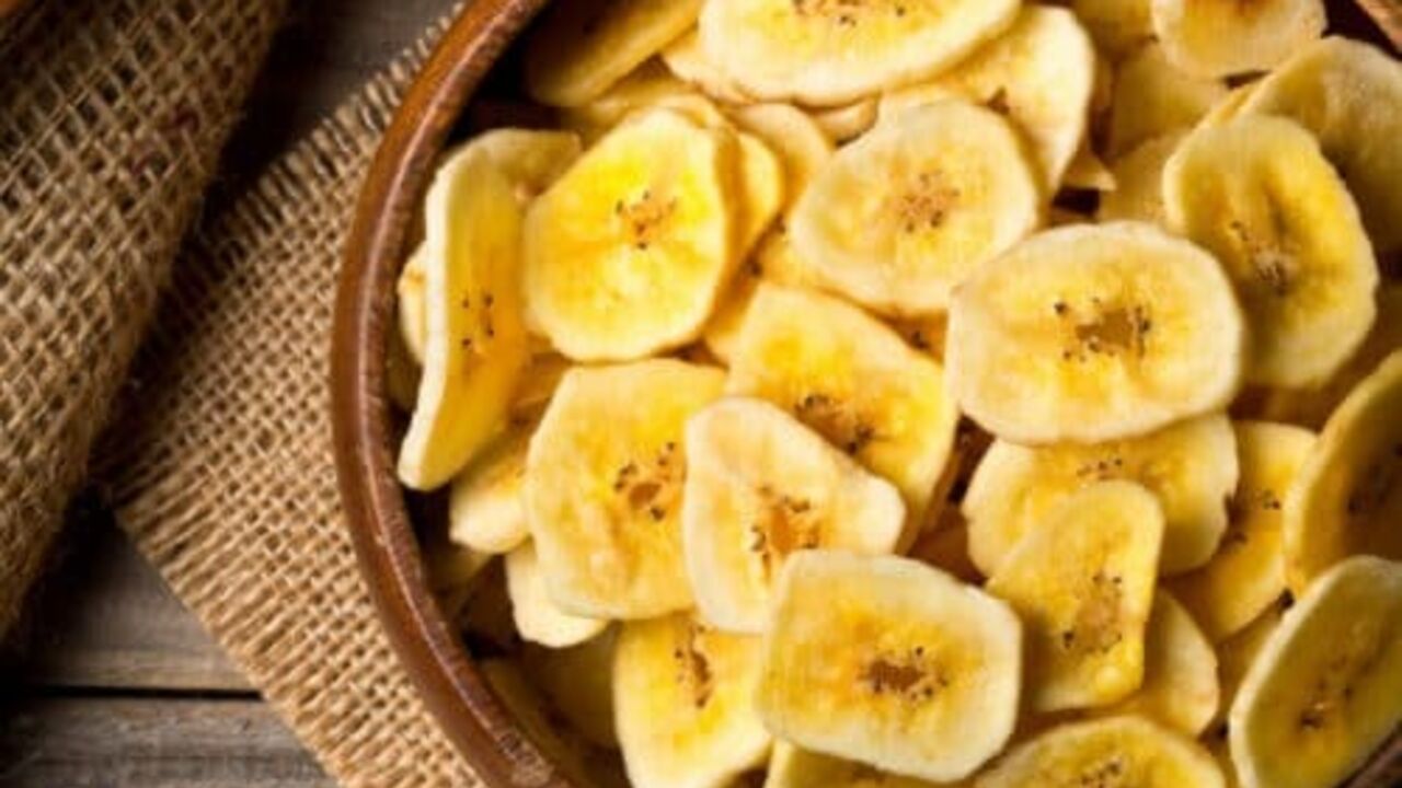 Homemade banana chips: can be made both in the oven and in the microwave