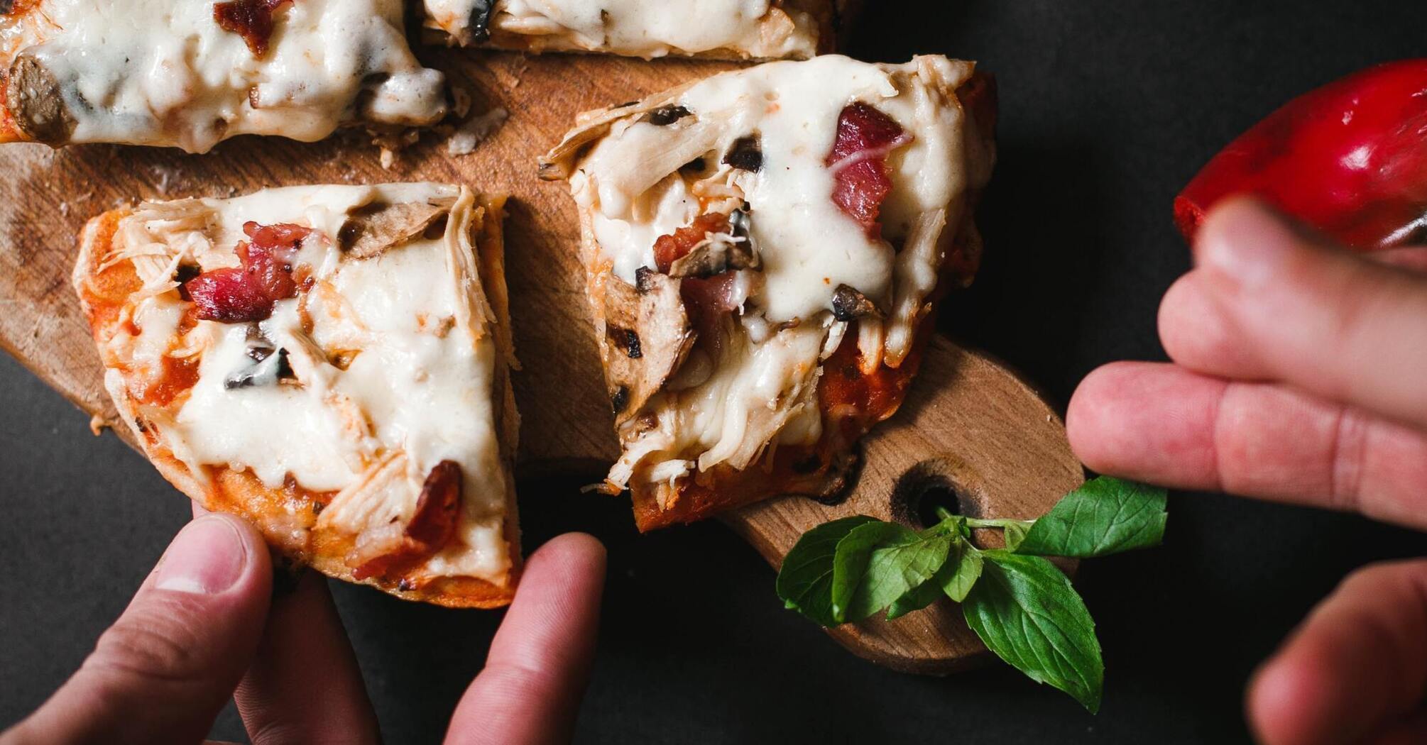 Zdrowa pizza bez ciasta w kilka minut: z czego zrobić spód?