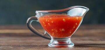 Popular horseradish and tomato sauce: for borscht, lard and meat
