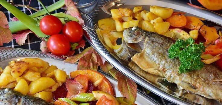 How to cook French-style fish in the oven: add vegetables and cheese