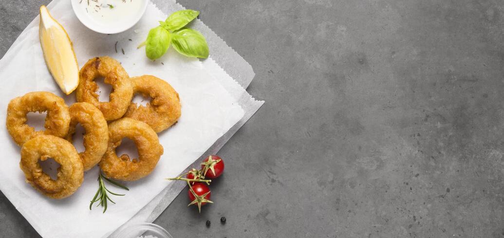 Squid rings in the oven: what to add to make them juicy