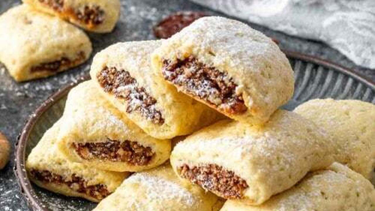 Basic walnut tea cookies made from crispy dough: enough for the whole family