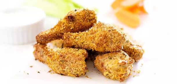 Crispy chicken wings in cheese breading for lunch: for potatoes, pasta or any porridge