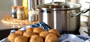 Jak zrobić pyszne duszone ziemniaki na obiad: co dodać