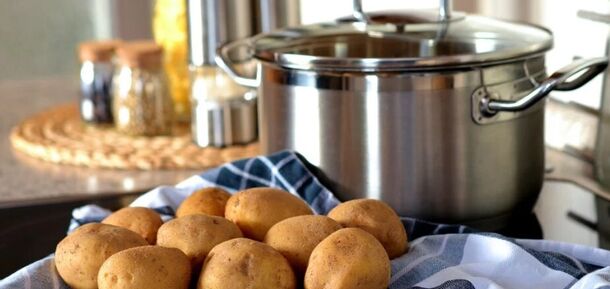 Jak zrobić pyszne duszone ziemniaki na obiad: co dodać
