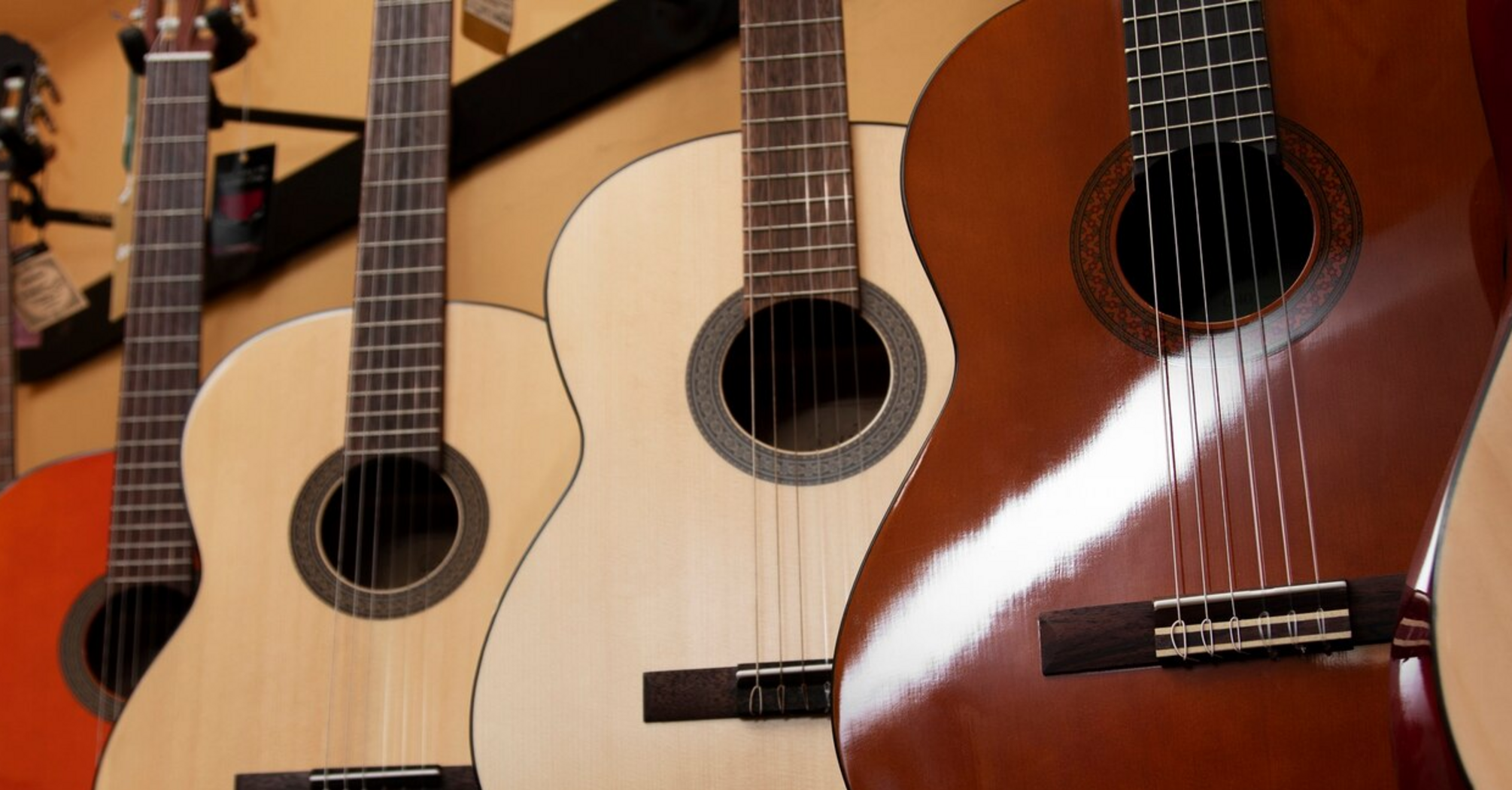 Порівняння акустичних і класичних гітар