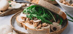 Simple sandwiches with raw mushrooms: can be eaten in Lent