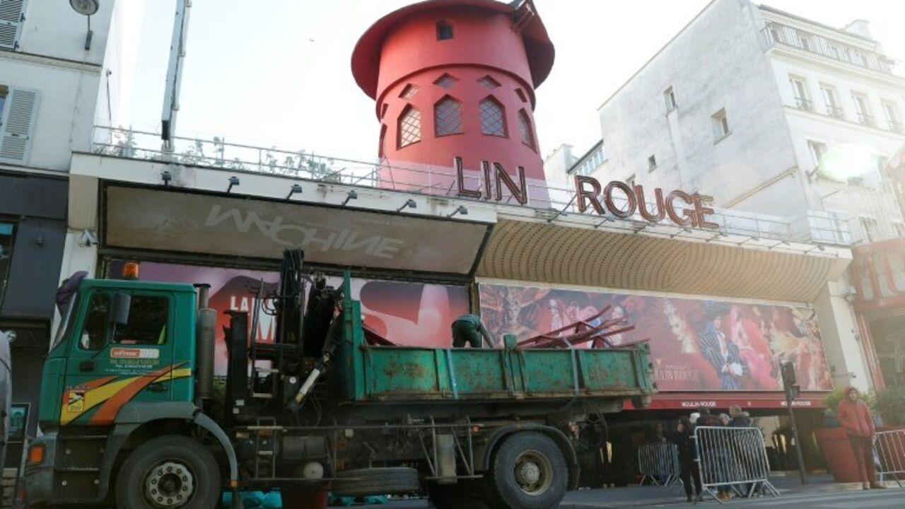 The blades of the famous Moulin Rouge cabaret windmill fell in Paris: details have emerged. Photo