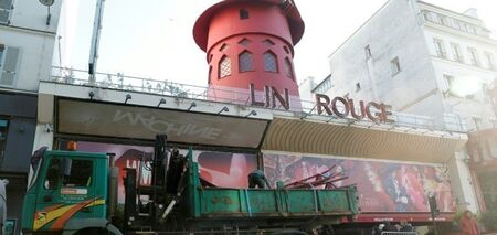 Łopaty słynnego wiatraka kabaretu Moulin Rouge spadły w Paryżu: pojawiły się szczegóły. Zdjęcie