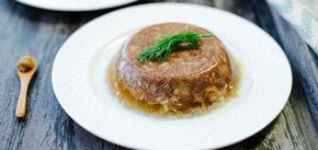 Pork aspic like glass: cooked in a slow cooker