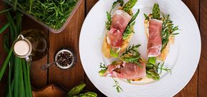 Asparagus with jamon and poached egg: a delicious breakfast made from a seasonal product