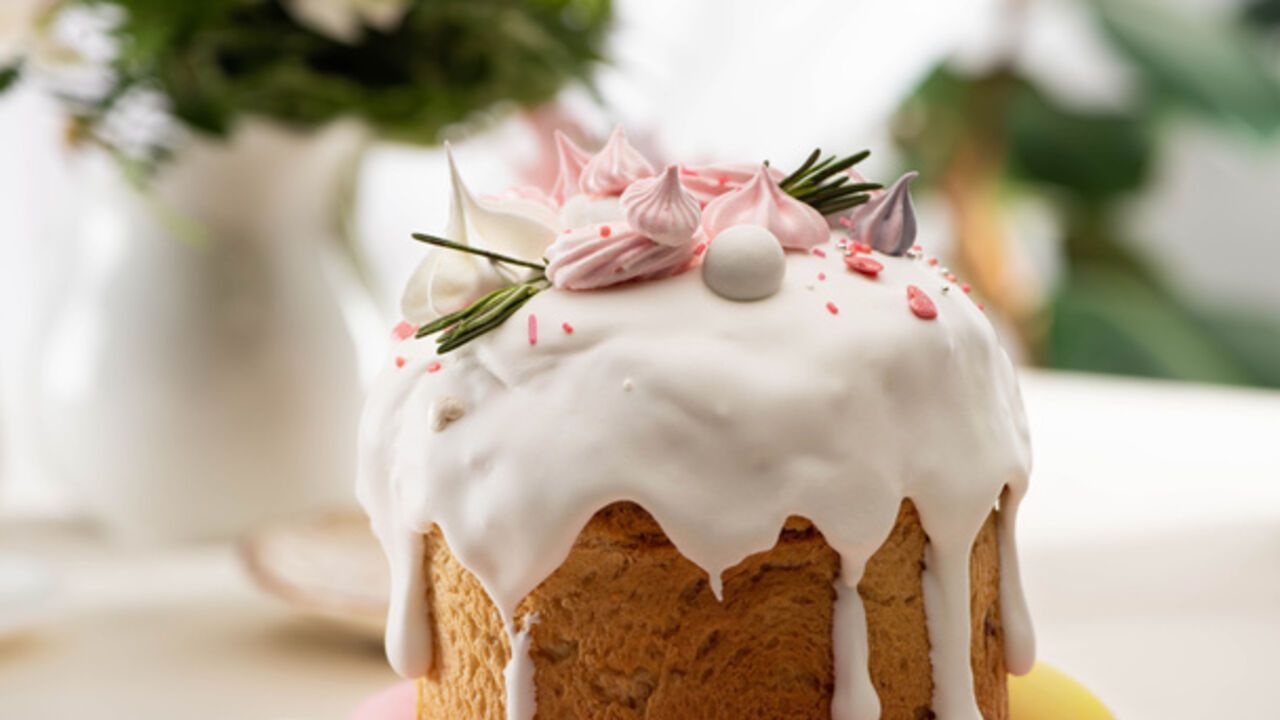 A simple icing for Easter cakes that sets quickly