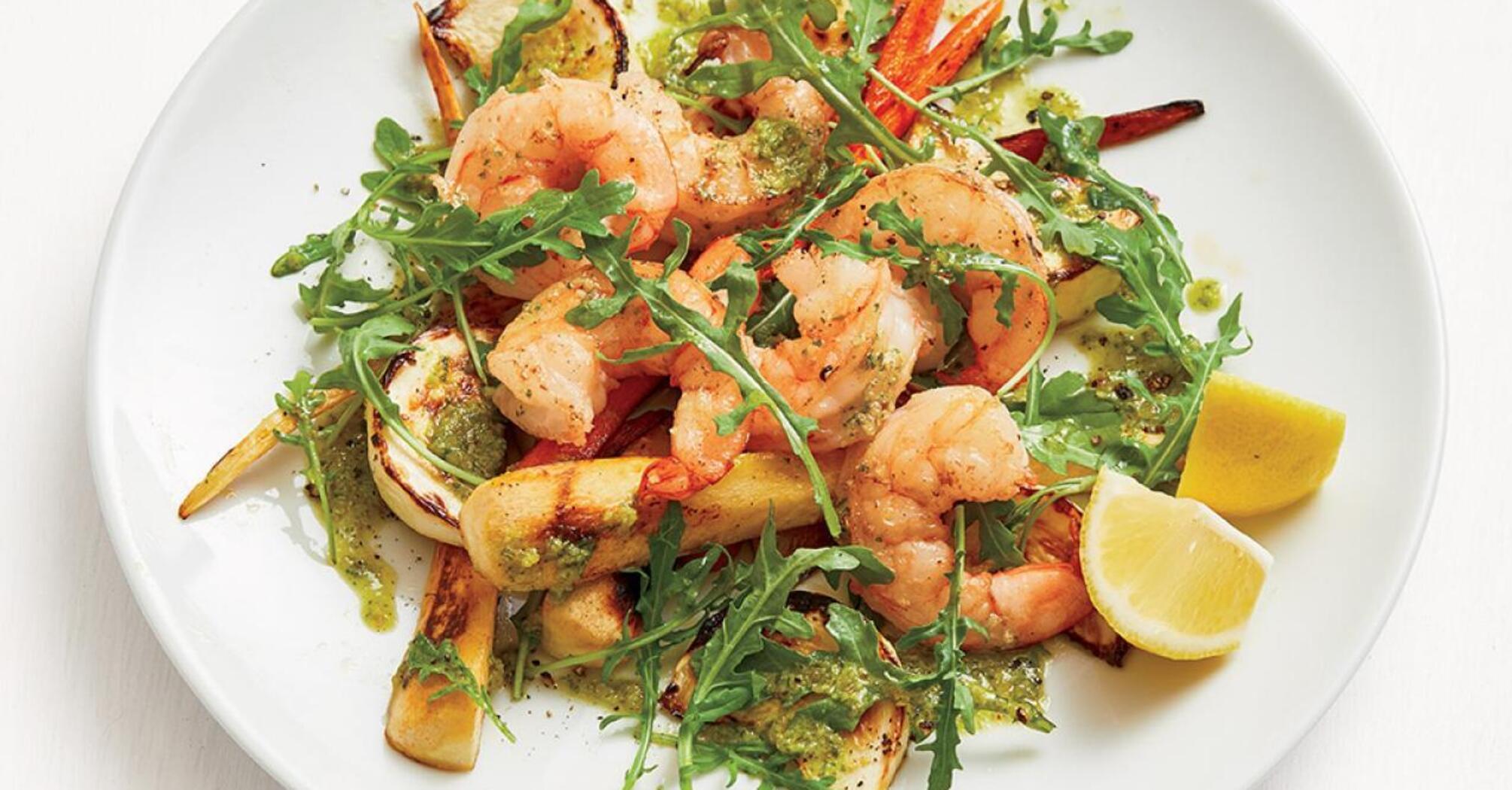 Light salad with shrimp and nut dressing: how to prepare a spectacular appetizer for a festive table