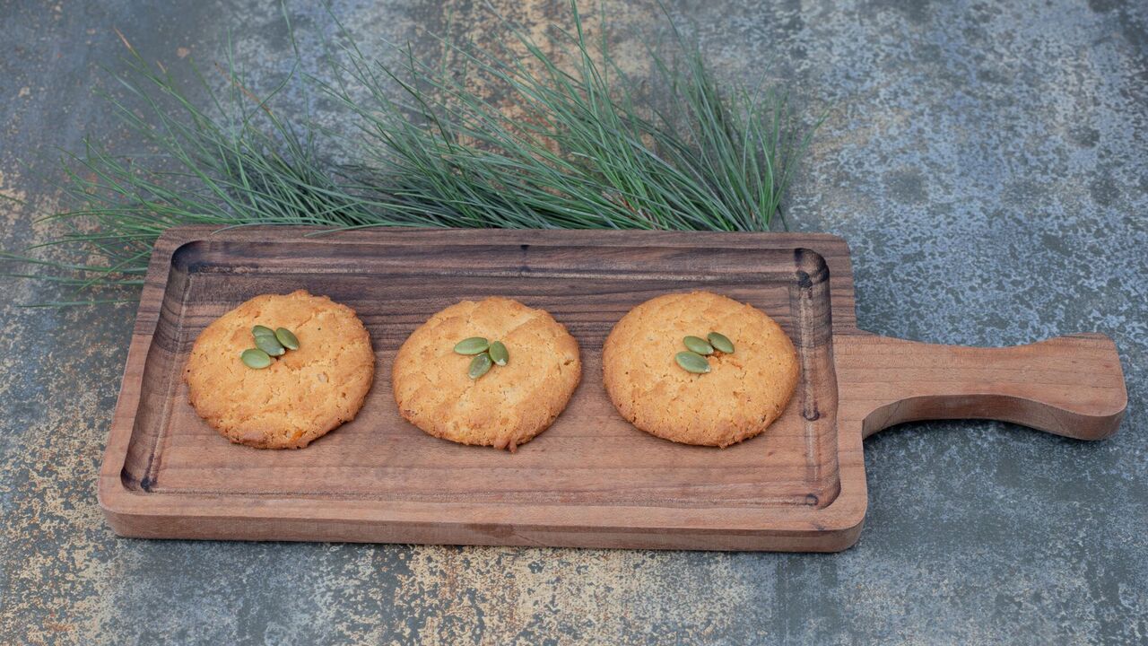 Homemade cottage cheese biscuits for a snack: how to make the dough effortlessly