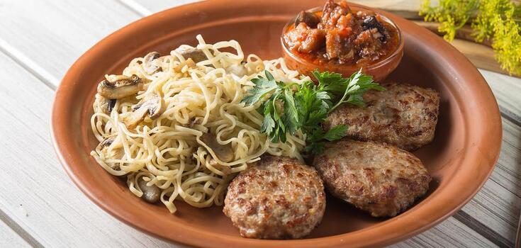 Diet chicken cutlets without eggs: how to replace an important ingredient in minced meat