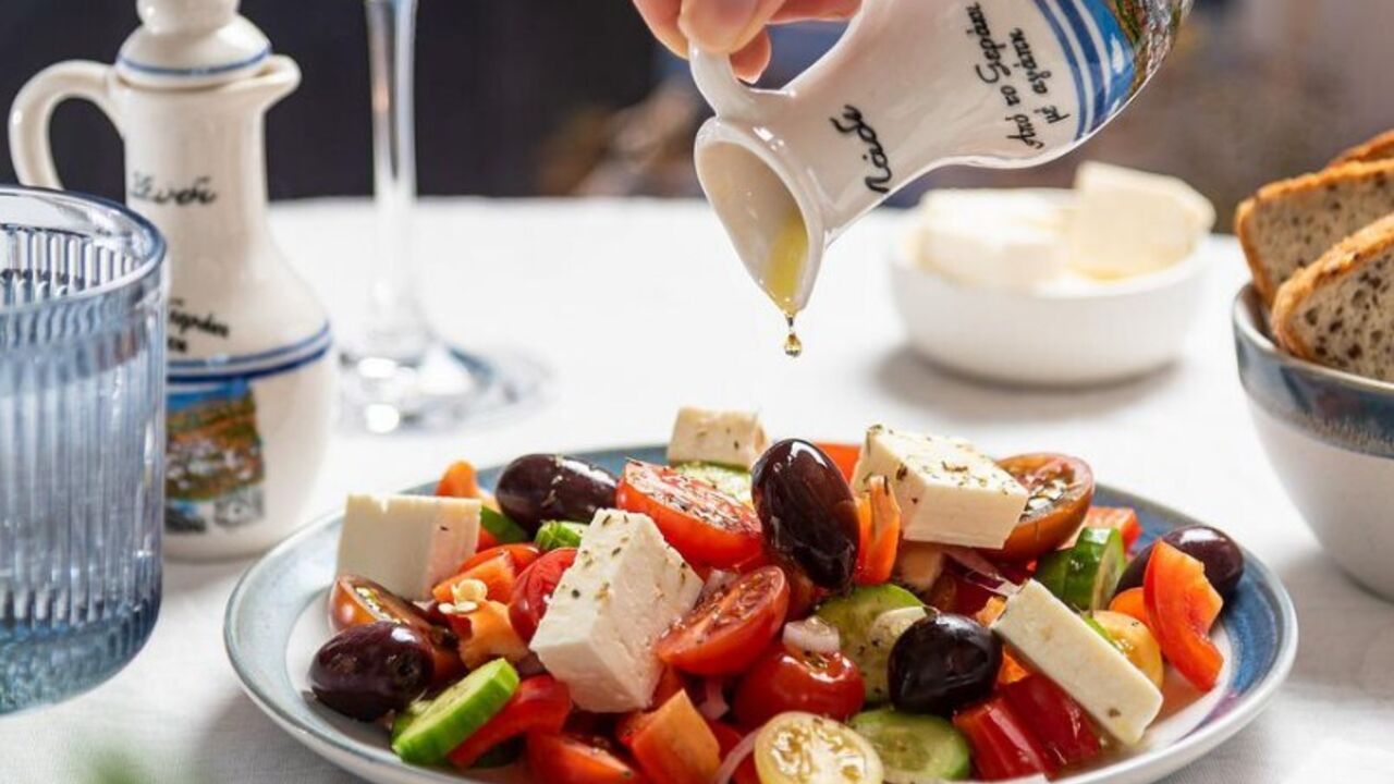 What to do to prevent tomatoes from juicing in salads: life hack