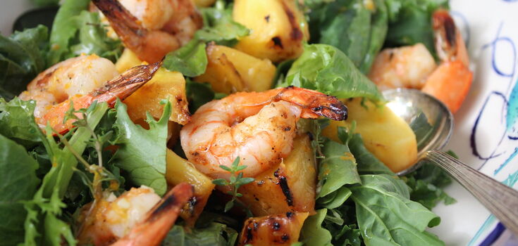 Light and spectacular shrimp and pineapple salad: what to dress with