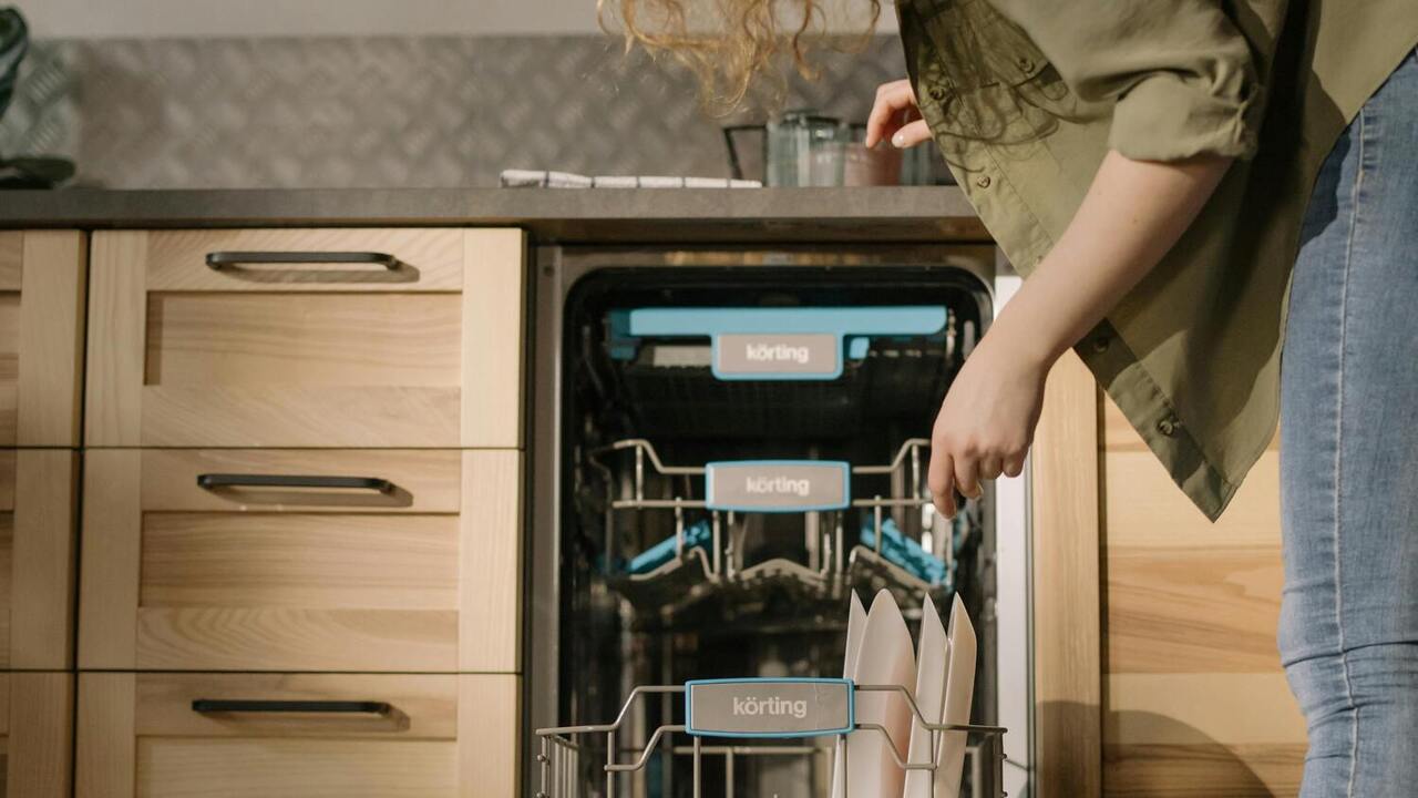 Неприятный запах из посудомойки: как с этим бороться