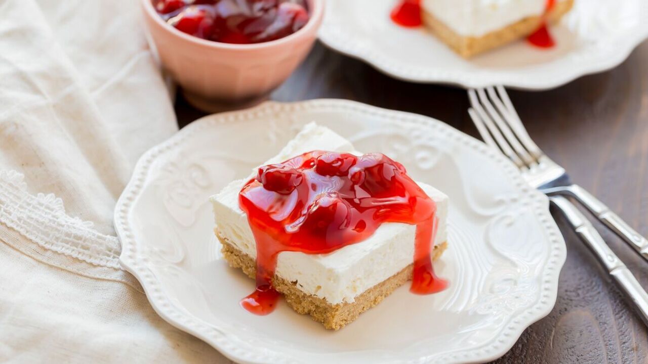A simple no-bake cottage cheese and cherry dessert: better than any sugary cakes