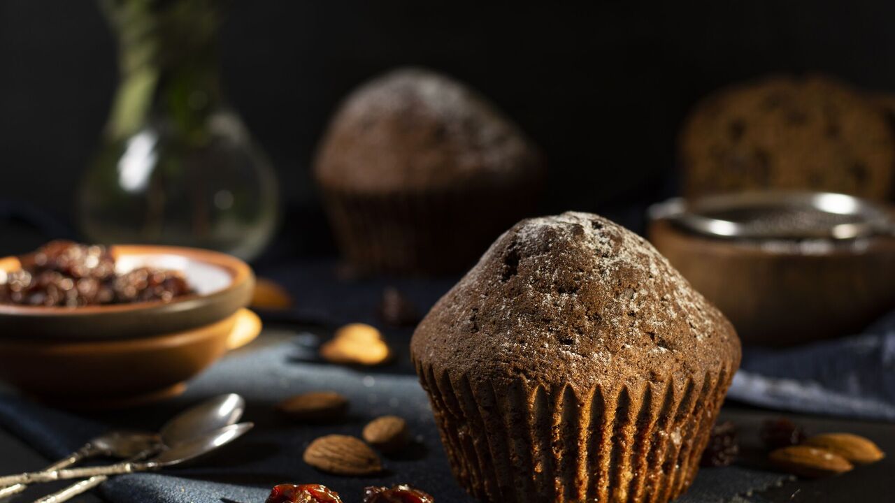 Honey muffins with a crispy sugar crust: an easy recipe for every day