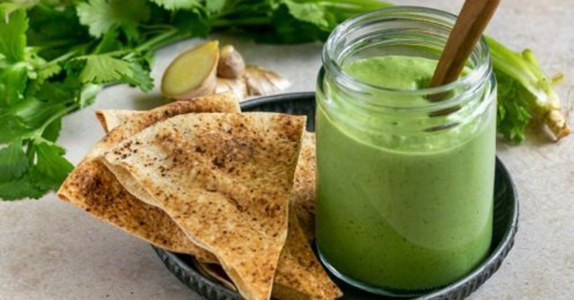 Refreshing olive sauce for meat and fish: ideal for outdoor barbecues