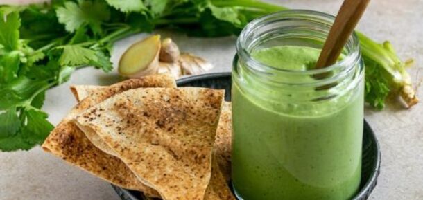 Refreshing olive sauce for meat and fish: ideal for outdoor barbecues
