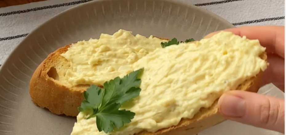 Gotowe kanapki z pastą do smarowania