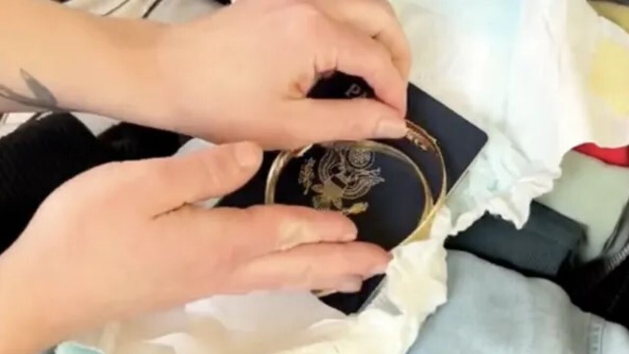 Неочікуваний лайфхак, як ховати цінні речі та документи в готелі без сейфу, викликав неоднозначну реакцію