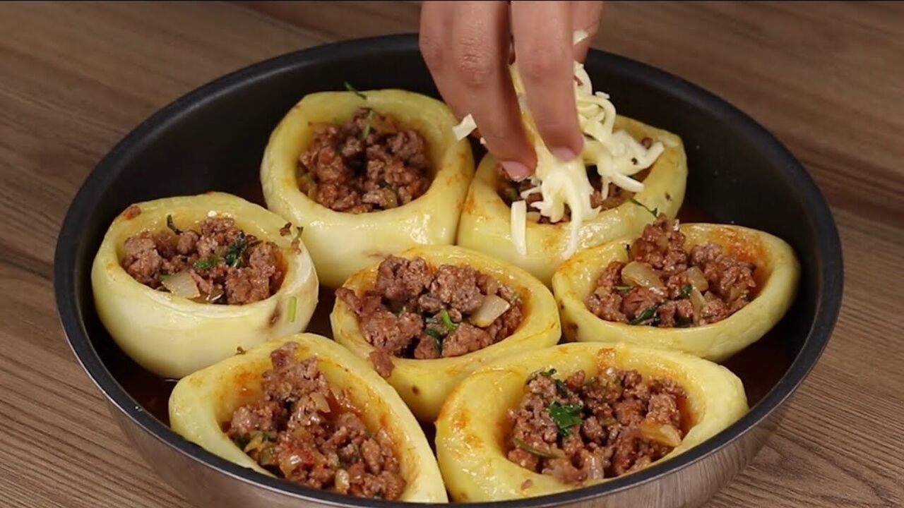 How to cook delicious stuffed potatoes for lunch: they will not be dry