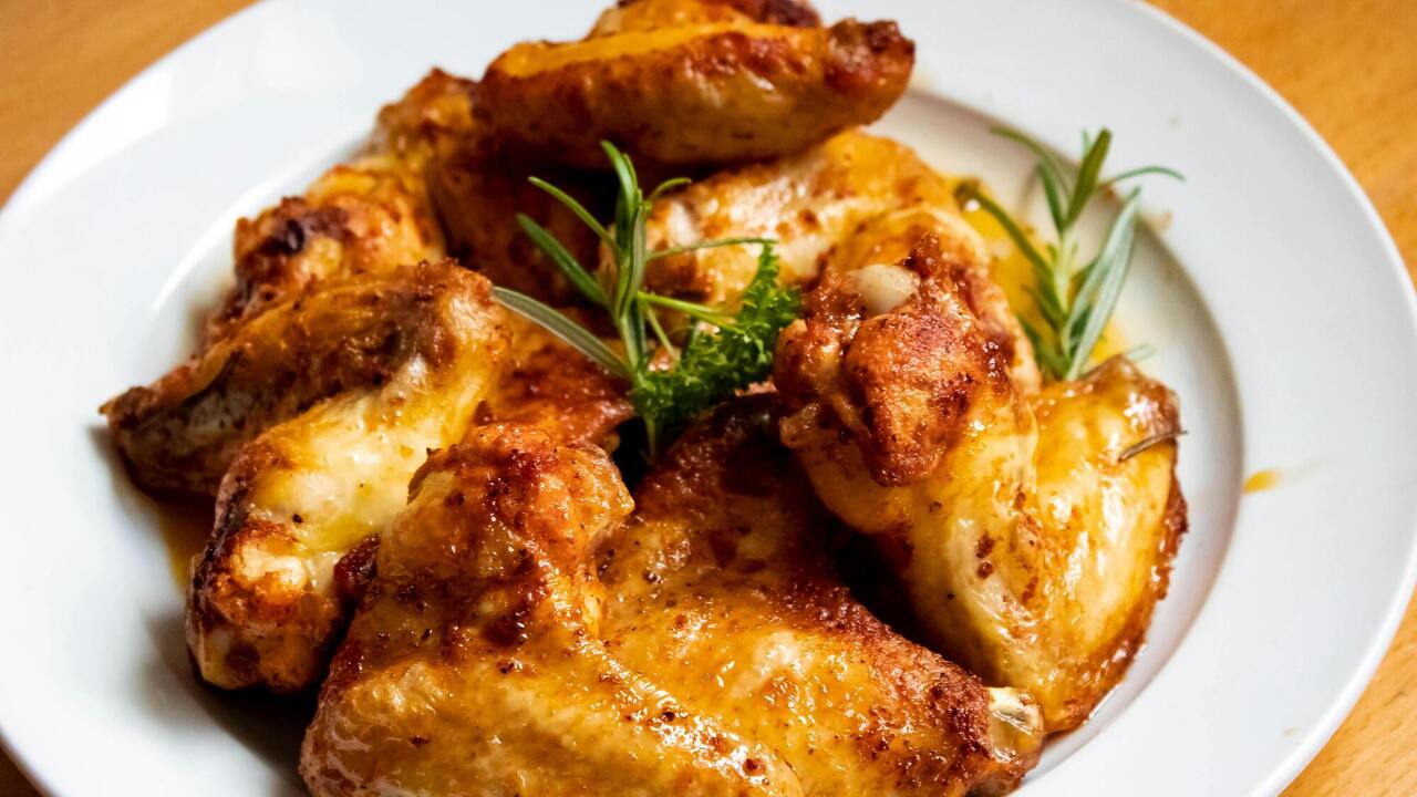 Chicken drumsticks in orange BBQ sauce: will drive any gourmet crazy