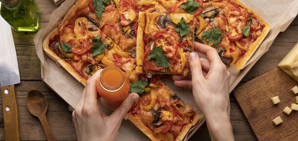 Delicious homemade pizza: a great alternative to hot sandwiches