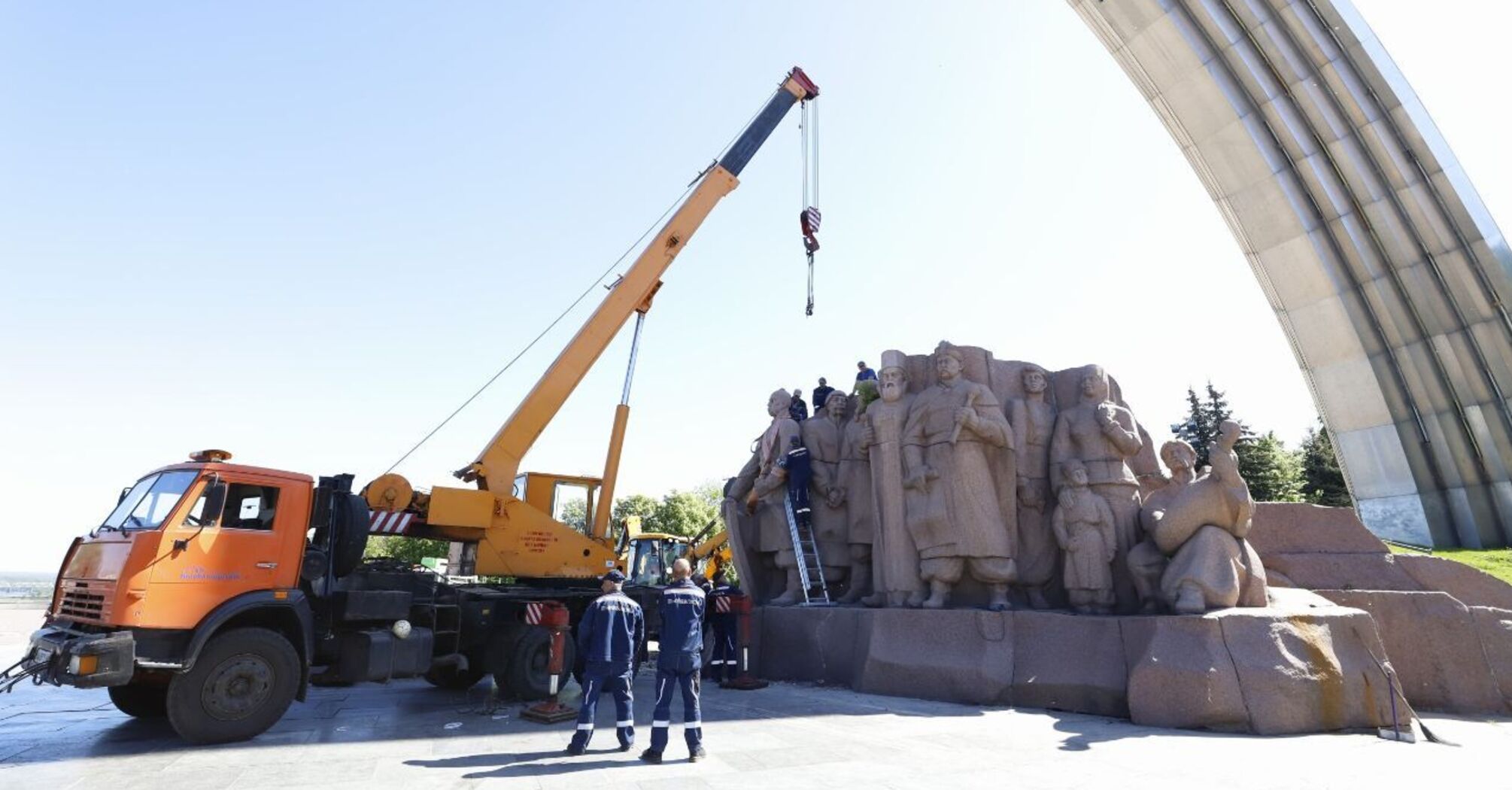 Monument in honor of Pereiaslav Council is being dismantled in Kyiv
