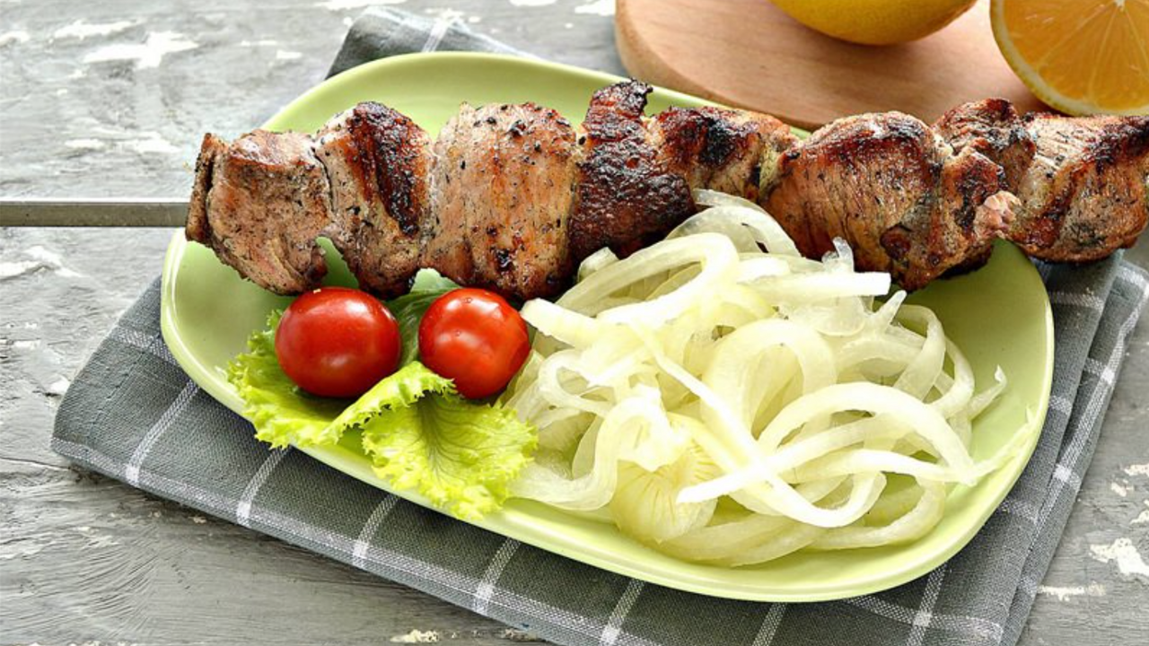 What secret ingredient to add to the barbecue marinade to make the meat juicy: we share a simple technology