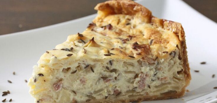 Lazy onion pie in a hurry: what to make the dough on