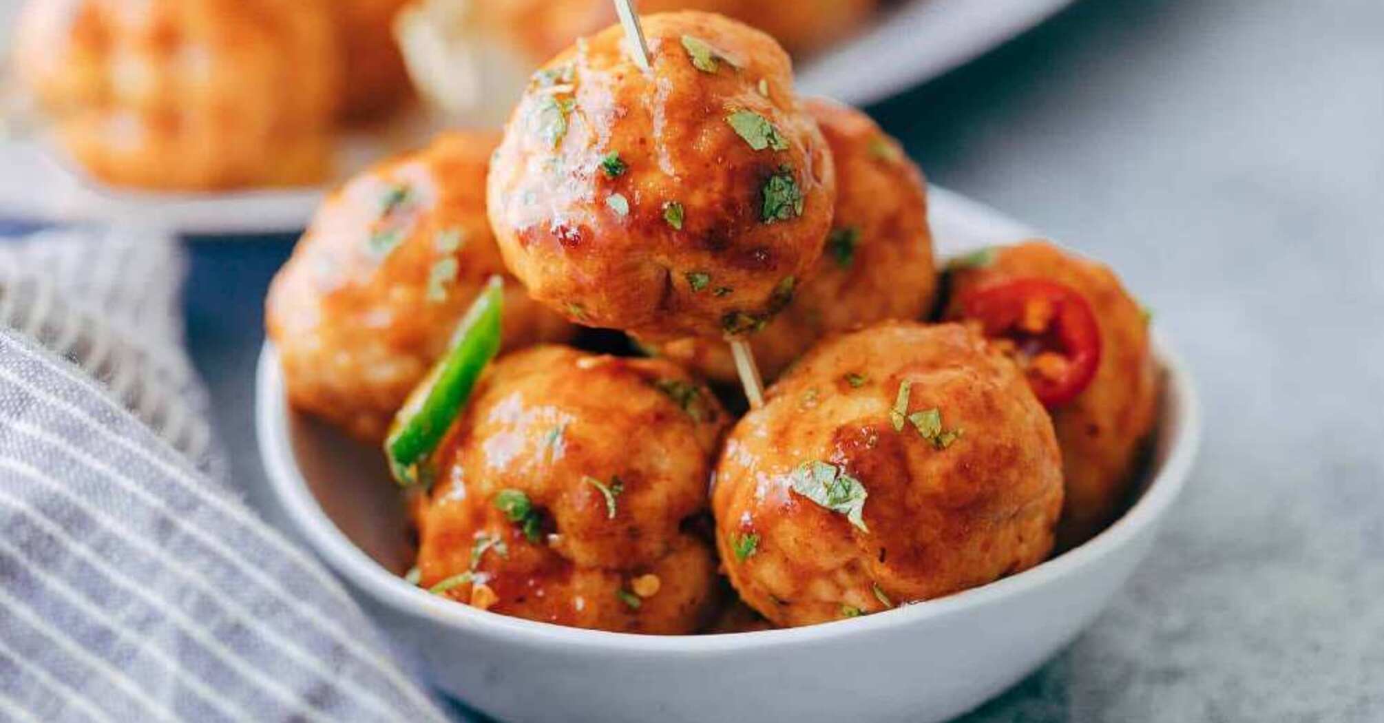 Hearty chicken meatballs with a filling instead of regular cutlets: be sure to cook for lunch