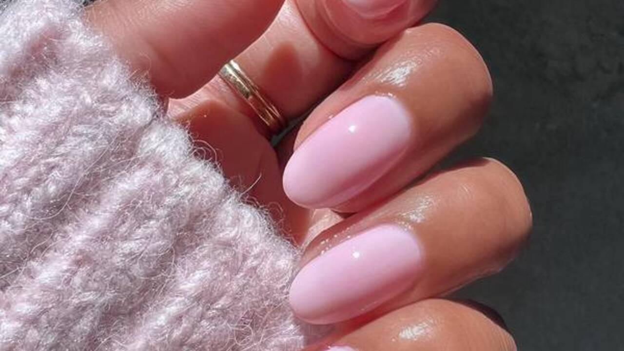 Delicate and laconic: bubblegum manicure is in fashion, which will suit everyone. Photo