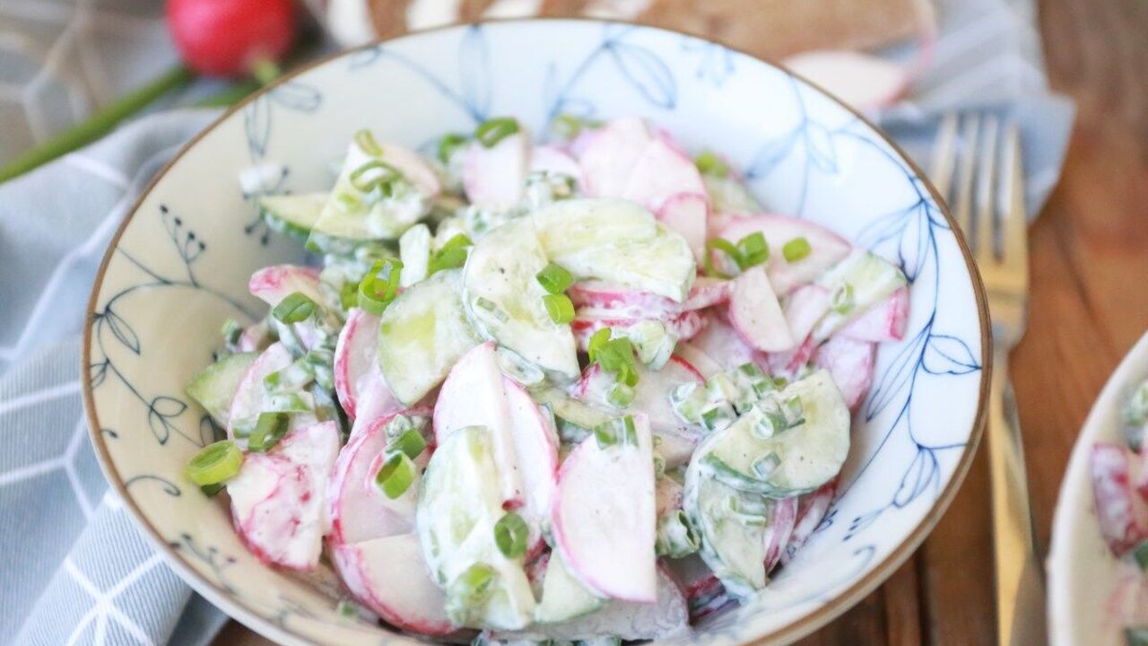 The most delicious spring salad with cottage cheese, radish and cucumber: what to dress with