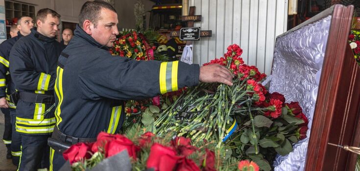 Kharkiv says goodbye to three rescuers killed by a Russian army strike. Photo