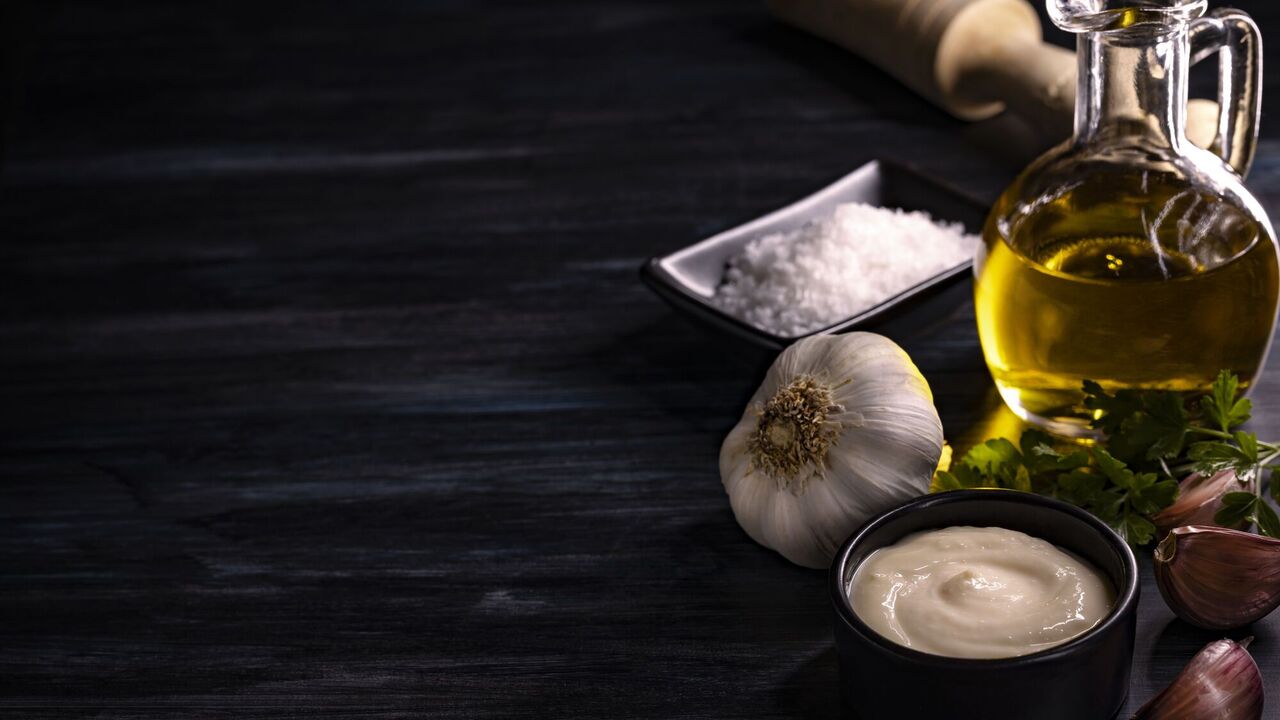 Garlic butter: the perfect combination of flavors for crispy bruschetta