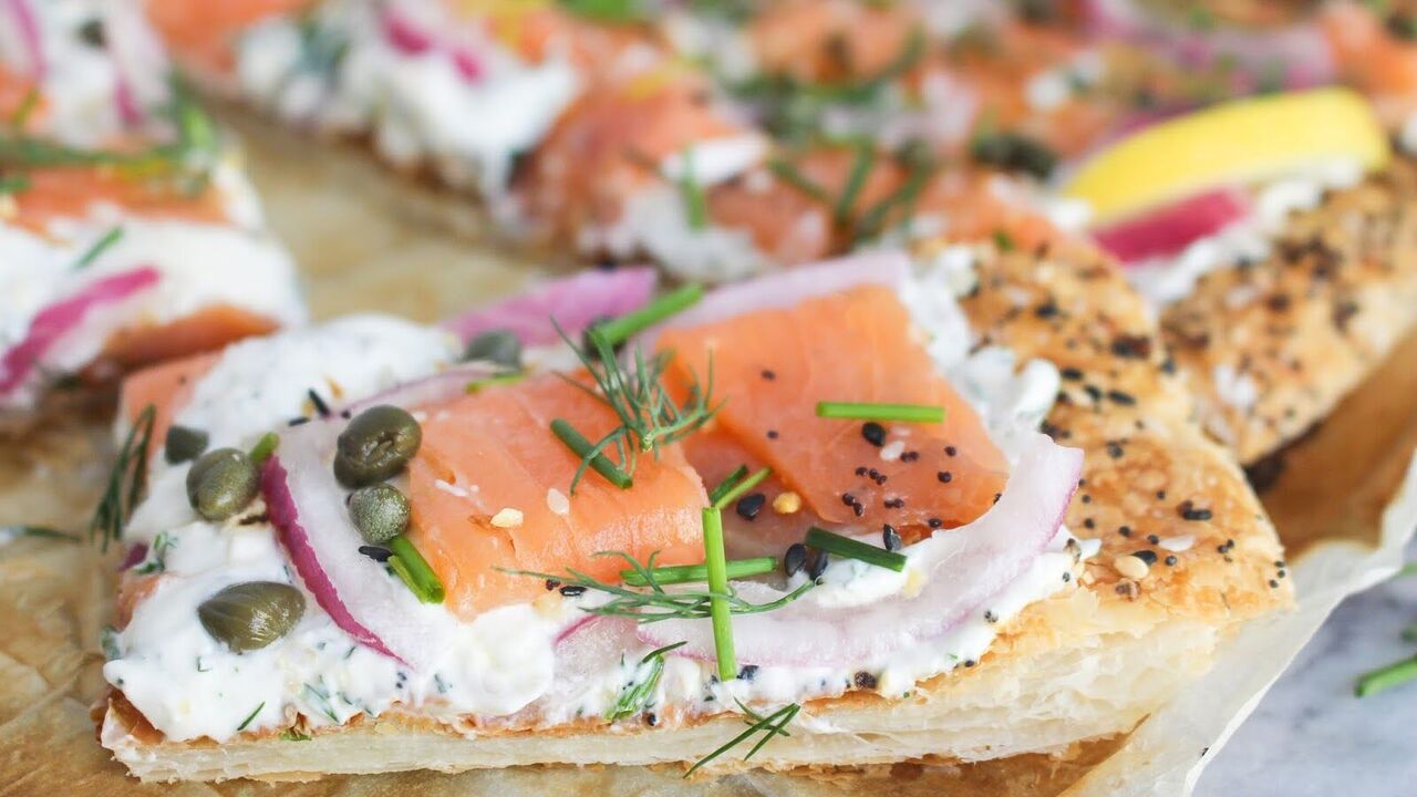 Puff pastry breakfast in 20 minutes: avocado and red fish are needed