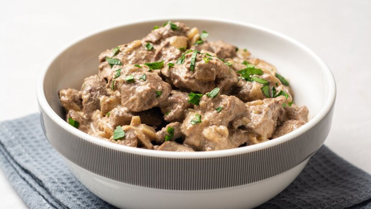 Hearty chicken liver salad without mayonnaise: what to dress with