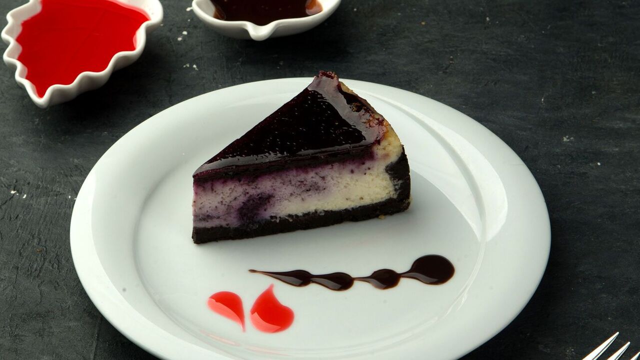 Blueberry cheesecake with white icing: simple recipe without flour