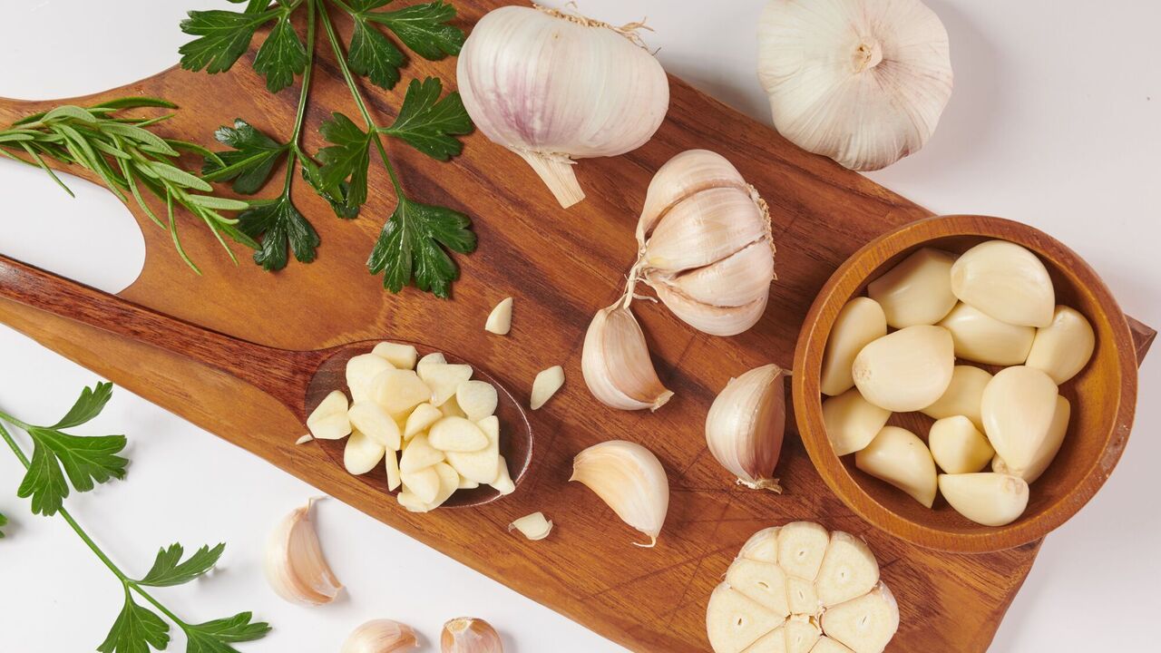 How to peel a lot of garlic quickly: simple tips