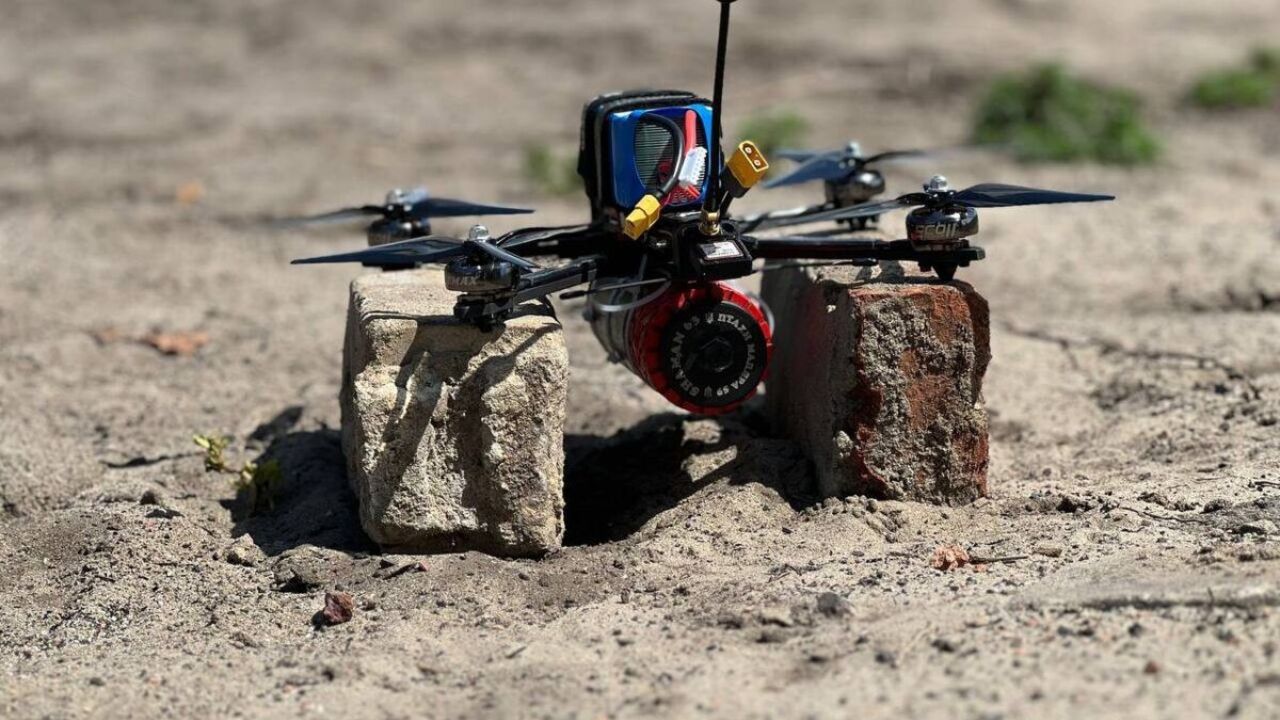 "Bardzo rzadki przypadek": wojsko ukraińskie trafia dronem w rosyjski Uragan MLRS. Wideo