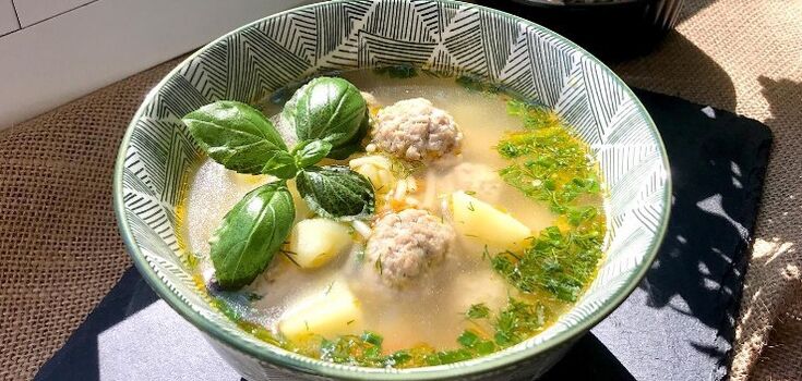 Hearty meatball soup in a new way: what ingredients to add