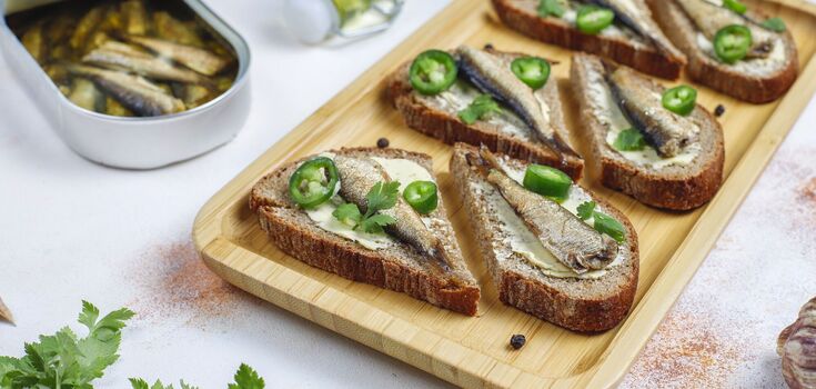 Sandwiches with sprats in a new way: what to add to the appetizer for an original taste