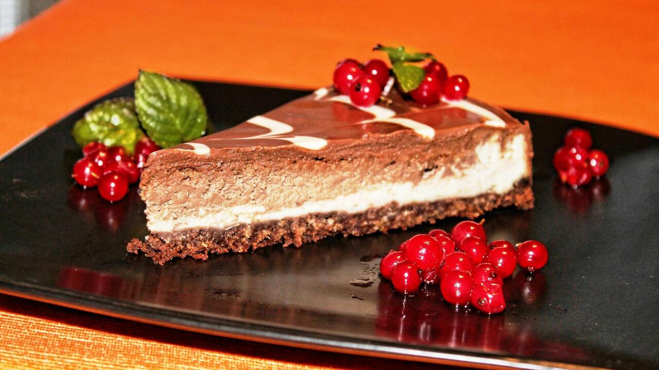 Chocolate vanilla cheesecake: an incredibly delicious three-layer dessert