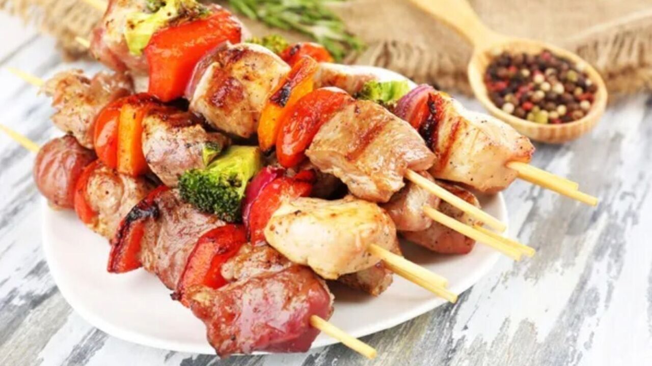 Juicy chicken breast kebabs: sharing a recipe for a one-ingredient marinade