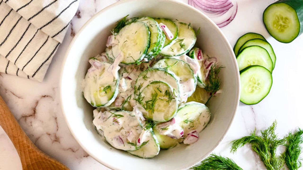 Delicious and low-fat vegetable and chicken salad: prepared without mayonnaise