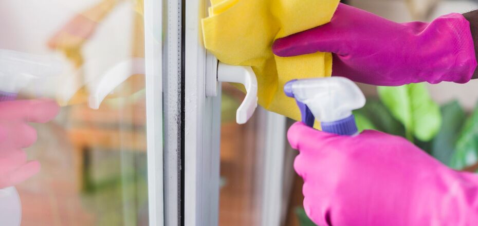 Практичні лайфхаки для видалення цвілі з пластикових вікон